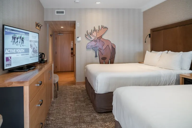 6284e090bfe25 Moose Hotel and Suites Superior Hotel Room 2 Queens 4