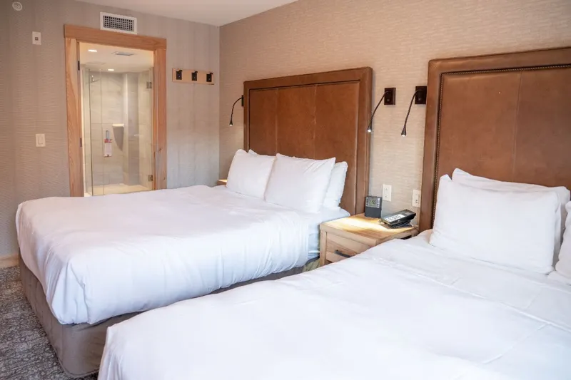 6284e20f67085 Moose Hotel and Suites Superior One Bedroom Suite 2 Queens 2