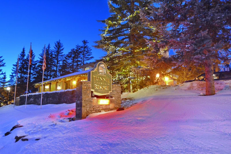 6285fcc19d3fe Tunnel Mountain Resort Exterior