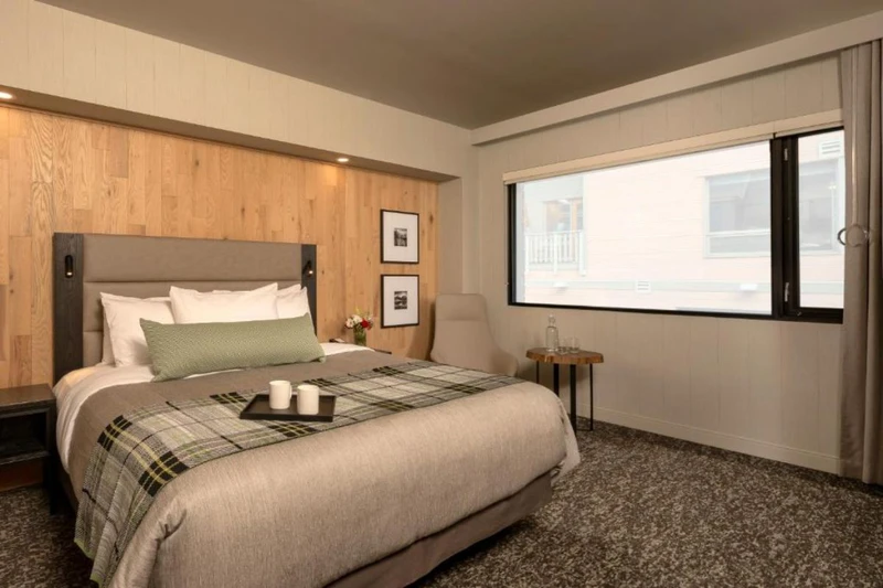 62bd6f6806a89 The Peaks Hotel and Suites Standard Room One King