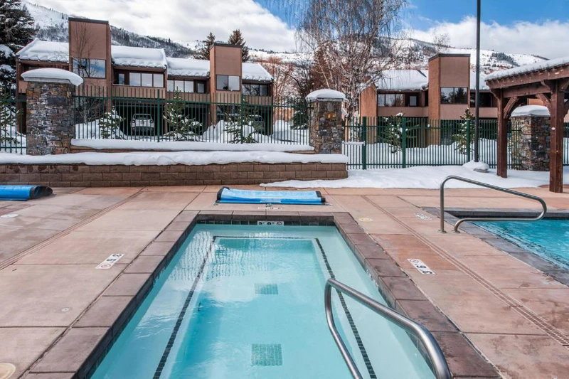 6349594274c14 Park Avenue Condos Pool