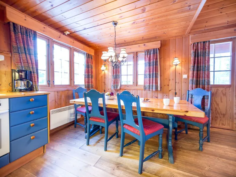 6361121bedfcf Geilolia Forest Cabins Three Bedroom Cabin Dining Area