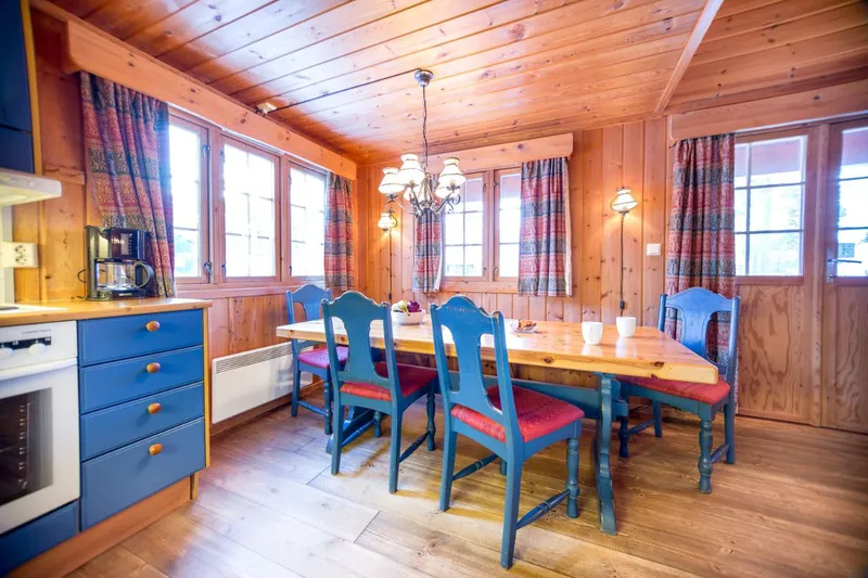 6361121bedfcf Geilolia Forest Cabins Three Bedroom Cabin Dining Area