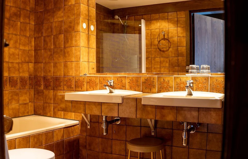 6361425e60de7 Bardla Hotel Family Room Bathroom