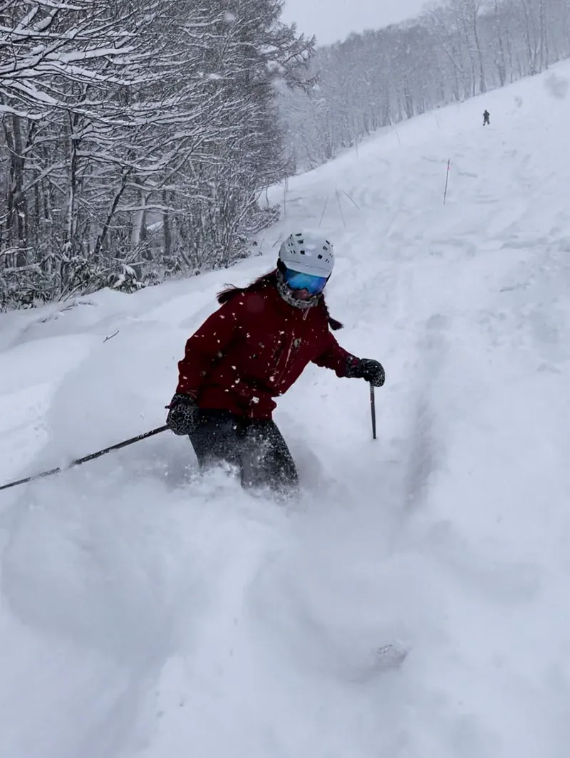 63b8592e0f443 Scarlett powder skiing in Niseko