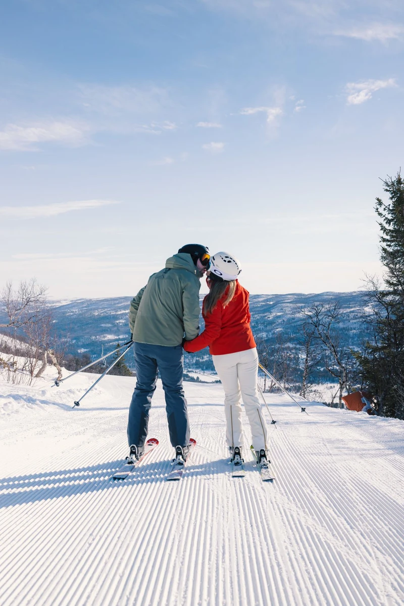 63cabdd41f021 A couple skiing in Geilo Paul Lockhart