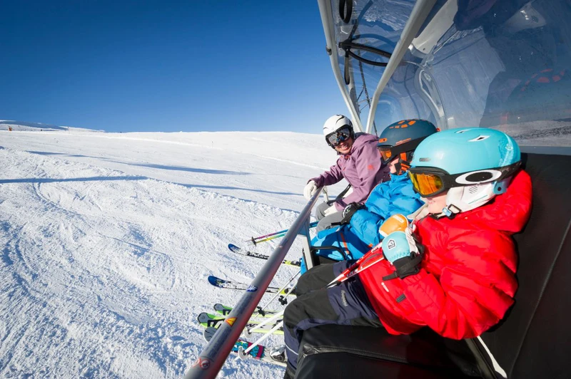 Family takes the chairlift in Trysil © Ola Matsson Skistar