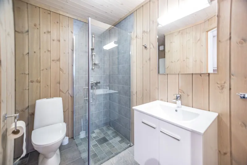 643d210cd2ef2 Geilolia Forest Cabins 10 bed 5 bedroom superior cabin Bathroom