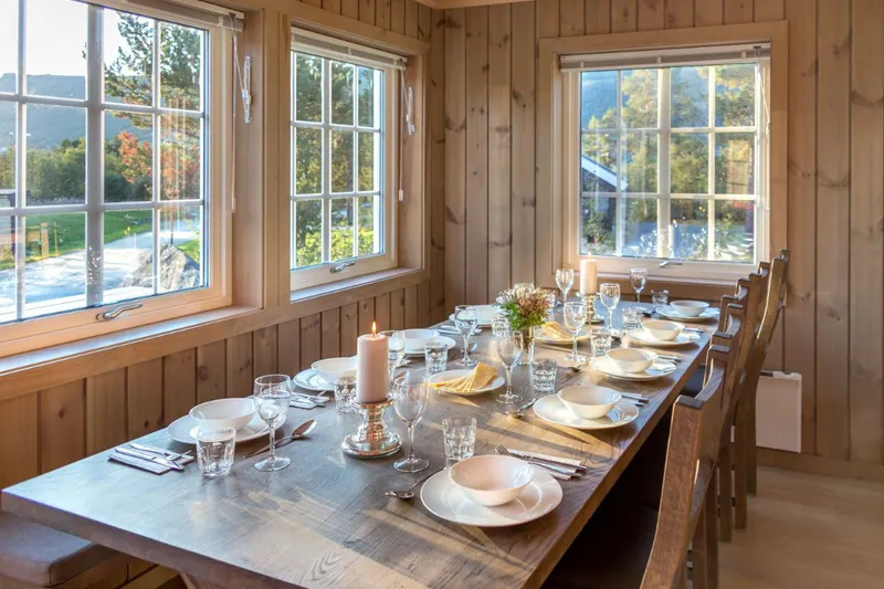 643d2225c1686 Geilolia Forest Cabins 12 bed 5 bedroom superior cabin Dining area