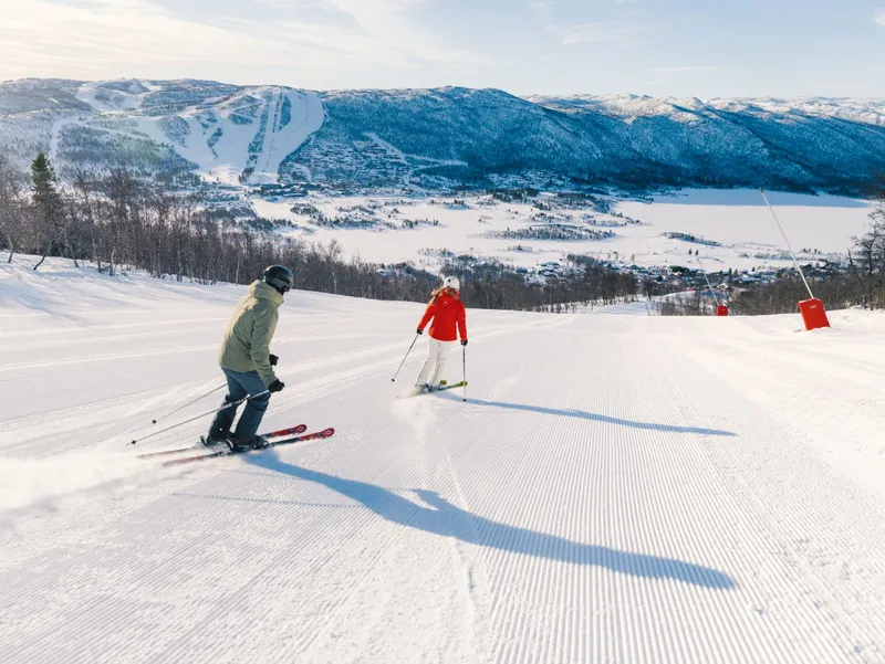 A couple skiing in Geilo © Visit Geilo Paul Lockhart