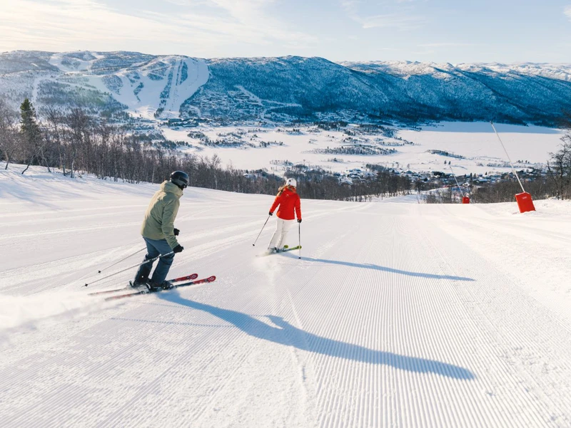 A couple skiing in Geilo © Visit Geilo Paul Lockhart
