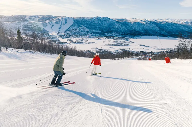 A couple skiing in Geilo © Visit Geilo Paul Lockhart