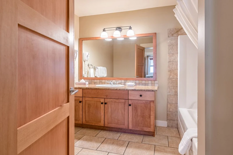 649c5dd87bd31 Snowbird Lodge Bachelor Executive Bathroom