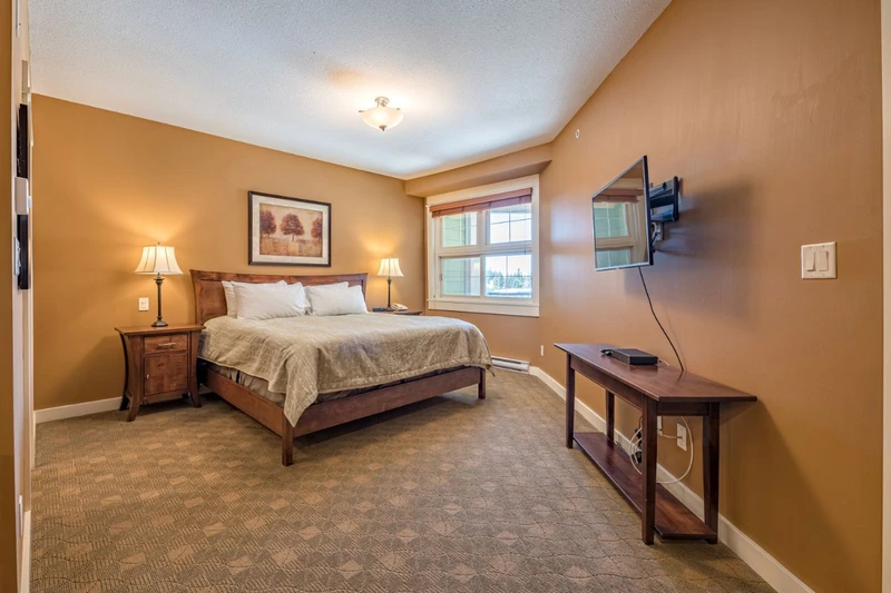 649c5dd8e1bff Snowbird Lodge Bachelor Executive Bedroom