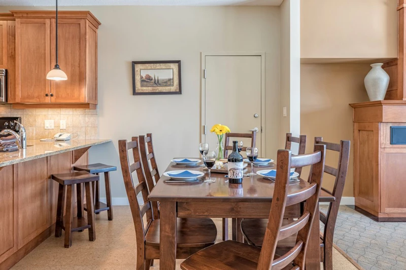 649c603aba732 Snow Bird Lodge One Bedroom Executive Dining Area