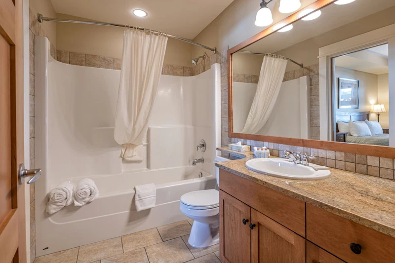 649d4a34512dd Snowbird Lodge Two Bedroom Executive with Den Bathroom
