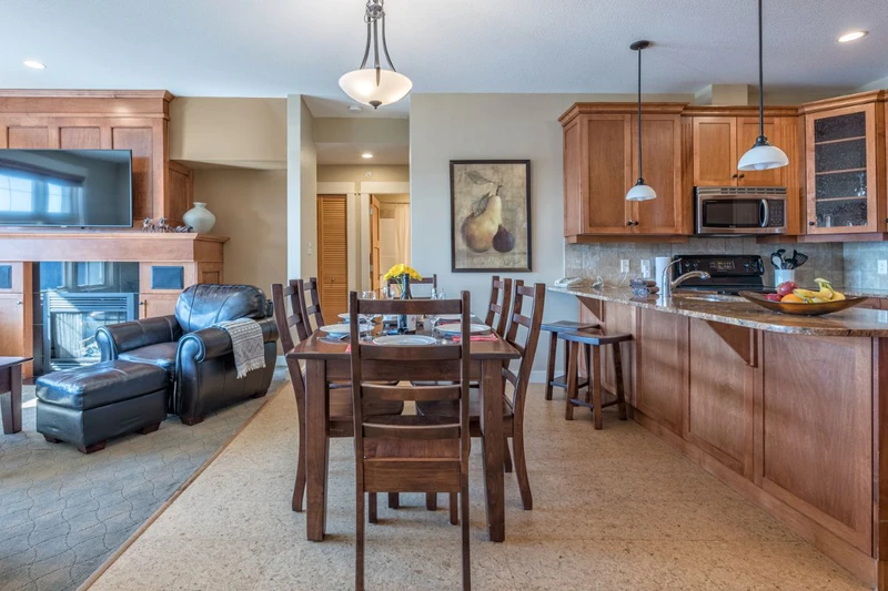 649d4b979d487 Snowbird Lodge Three Bedroom Executive Dining Area