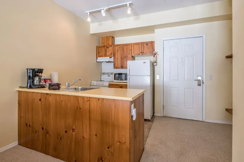 649d581121054 Silver Creek Lodge Bachelor Suite Kitchen