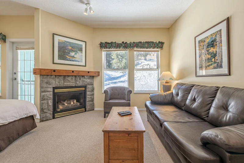649d58119435d Silver Creek Lodge Bachelor Suite Living Area