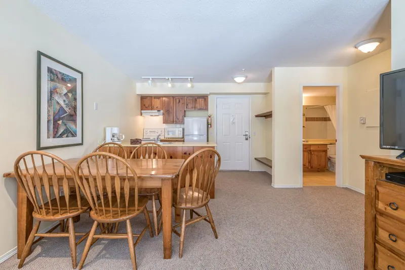 649d59cc38c00 Silver Creek Lodge One Bedroom Suite Dining Area