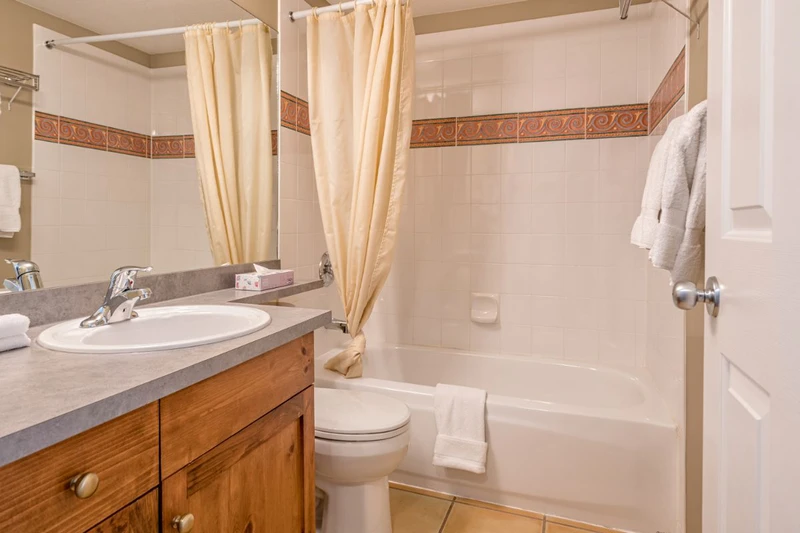 649d5ab44861b Silver Creek Lodge One Bedroom Corner Suite Bathroom