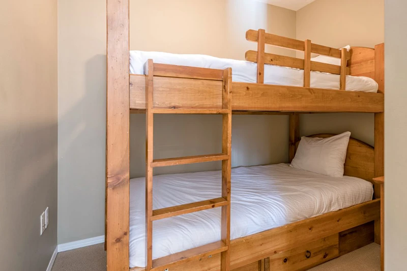 649d5ab527155 Silver Creek Lodge One Bedroom Corner Suite Bunk Beds