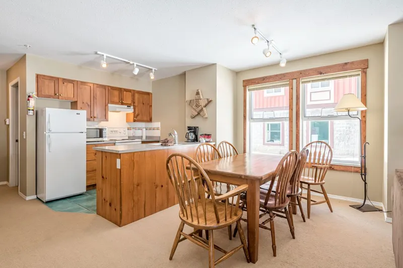 649d5ab57f882 Silver Creek Lodge One Bedroom Corner Suite Dining Area