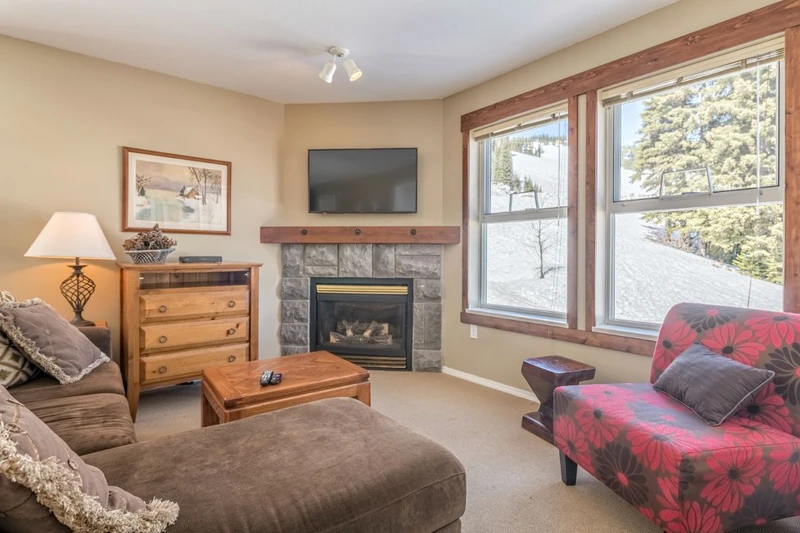 649d5ab5db947 Silver Creek Lodge One Bedroom Corner Suite Living Area