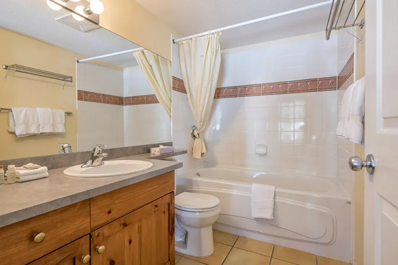 649d5ab6588af Silver Creek Lodge One Bedroom Corner Suite Second Bathroom