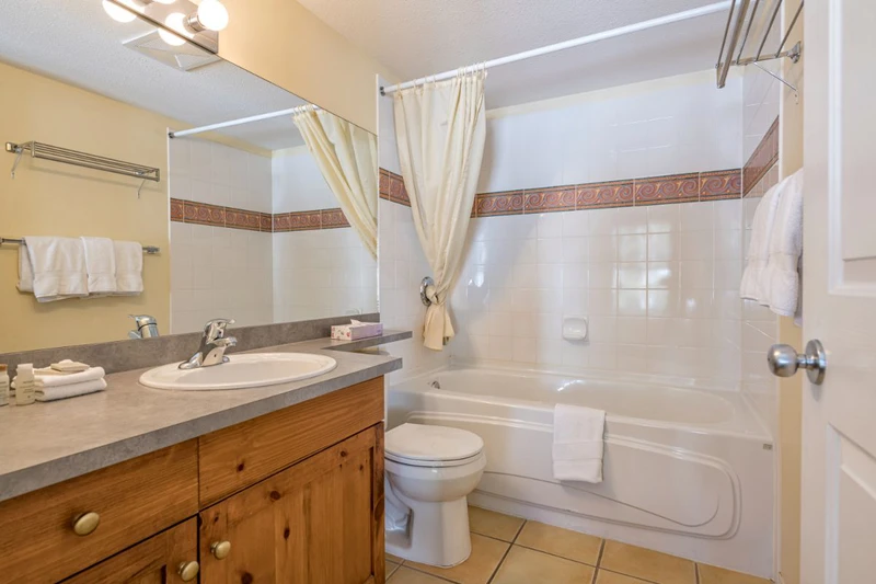 649d5ab6588af Silver Creek Lodge One Bedroom Corner Suite Second Bathroom