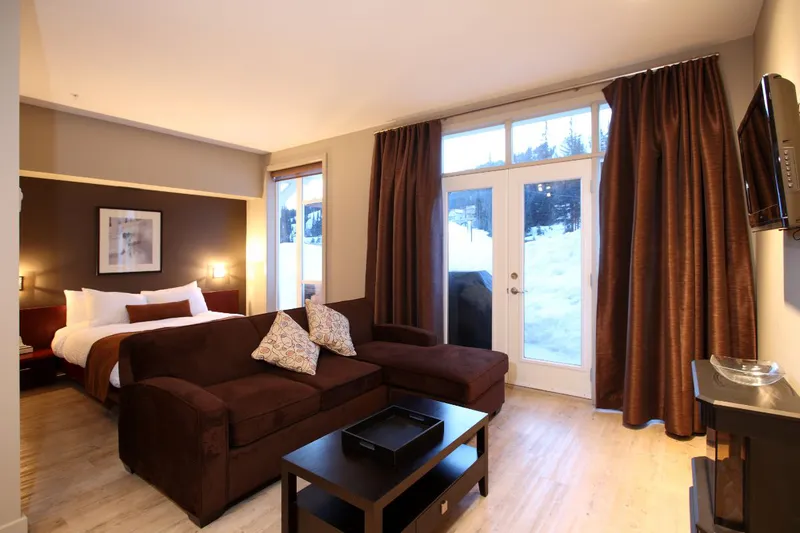 649eaa43d2dee Firelight Lodge Bachelor Premium Bedroom