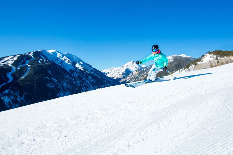 Solo skier on a blue bird day in Aspen Snowmass © Catherine Aepel