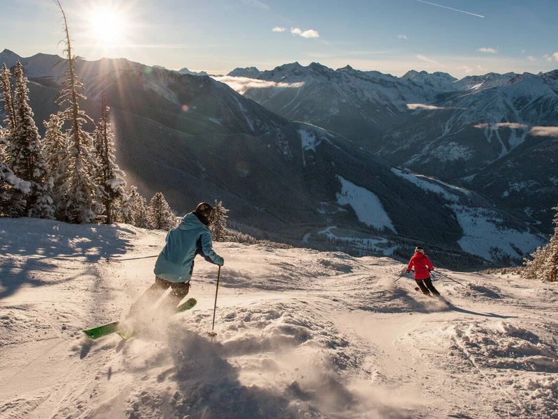 A couple of snowboarders on a run at Panorama Mountain Resort © Destination BC-Kari Medig