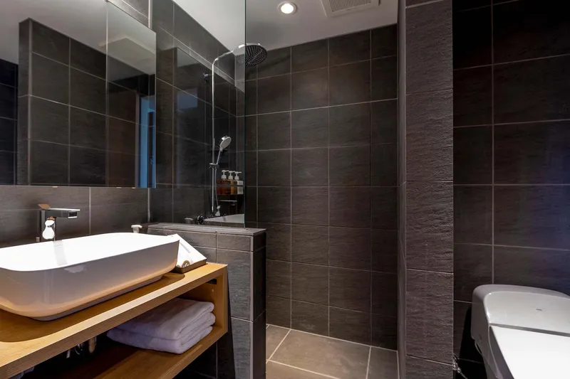 6544f21bb9444 Fenix Furano Superior Room Bathroom