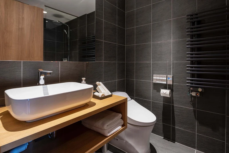 6544f5df317f4 Fenix Furano 3 Bedroom Premier Apartment Bathroom