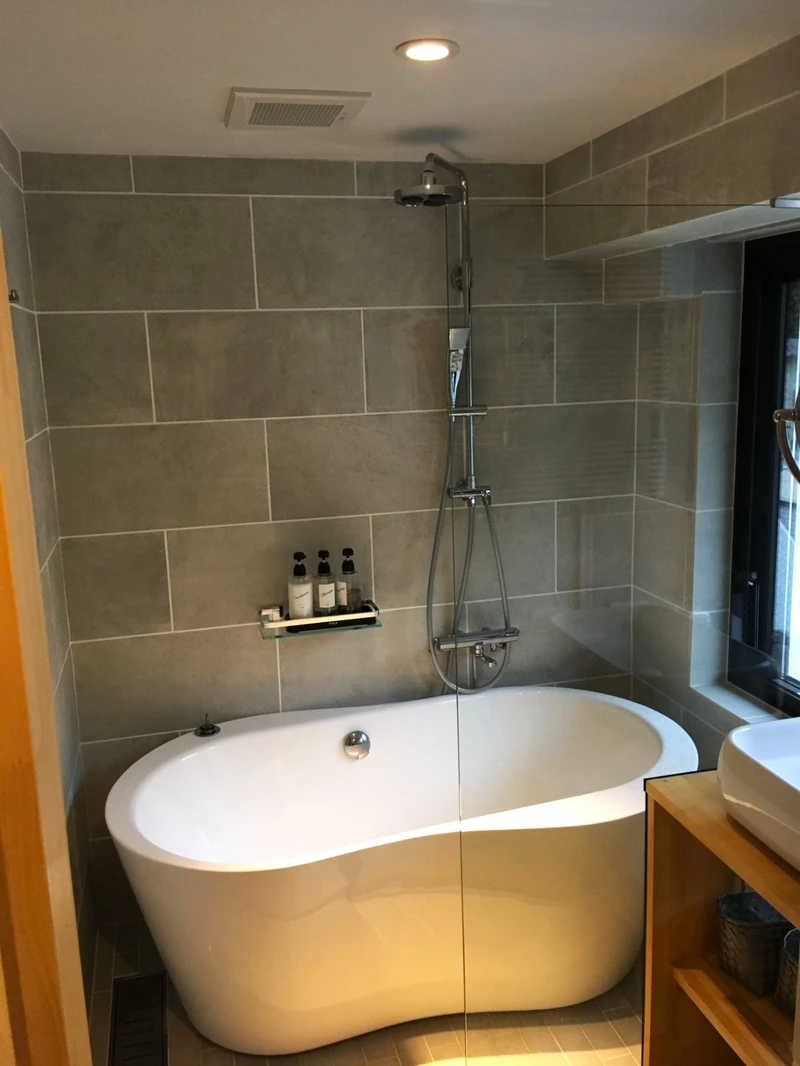 654e010c1f702 Residence Yasushi Twin Room Bathroom