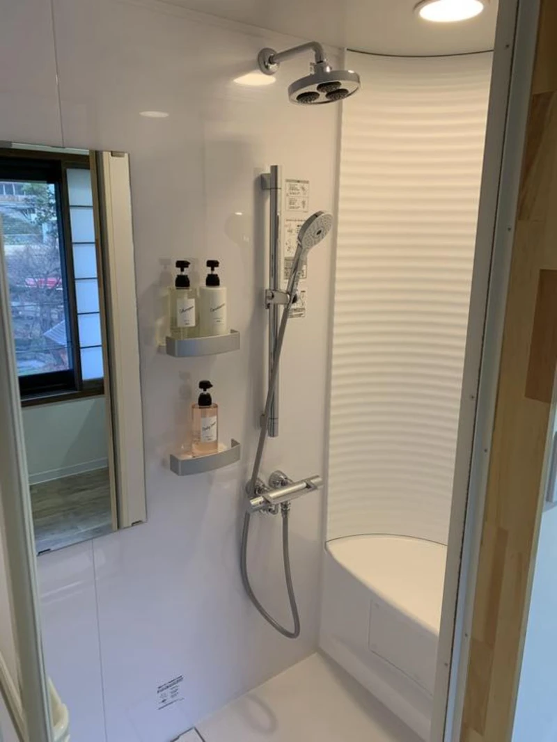 654e016d0b643 Residence Yasushi Deluxe Twin Room Bathroom