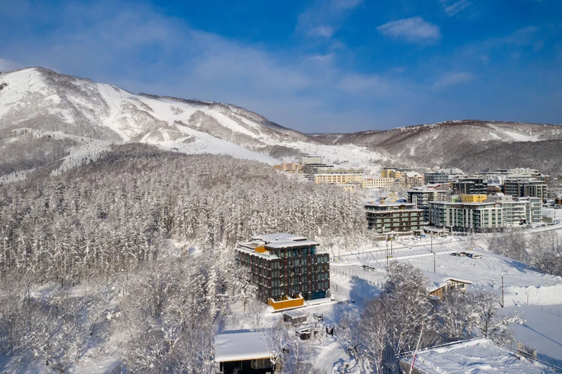 Intuition Niseko - Exterior with Mountains
