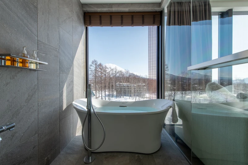 6552213b80a02 Intuition Niseko 3 Bedroom Yotei Apartment Scenic Bathtub