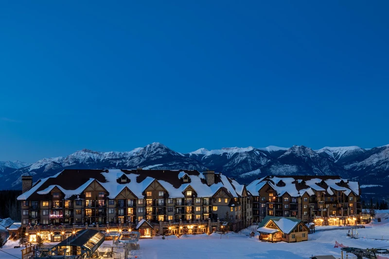 6572ff0485294 Glacier Mountain Lodge At Night