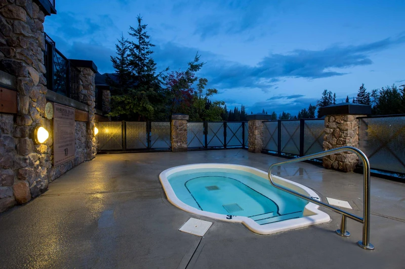 6572ffd493459 Glacier Mountain Lodge Hot Tub