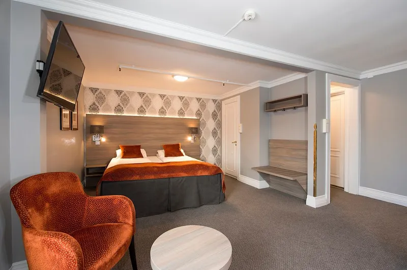 65d345319db26 Dr Holms Family Room TV