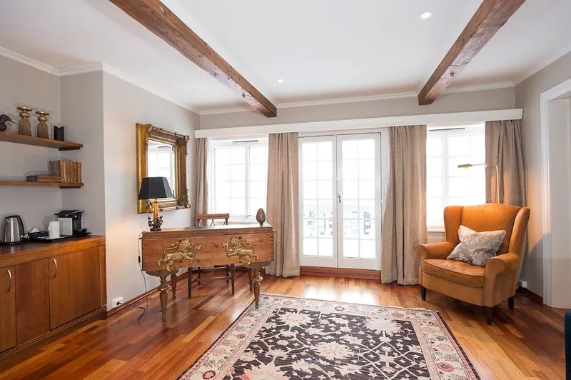 65d347394bf2e Dr Holms Suite Living Room