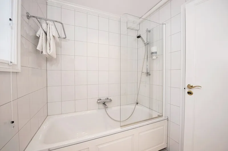 65d3473a210b9 Dr Holms Suite Shower