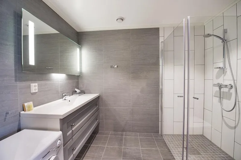 65d34a182f9fe Dr Holms Apartments Bathroom