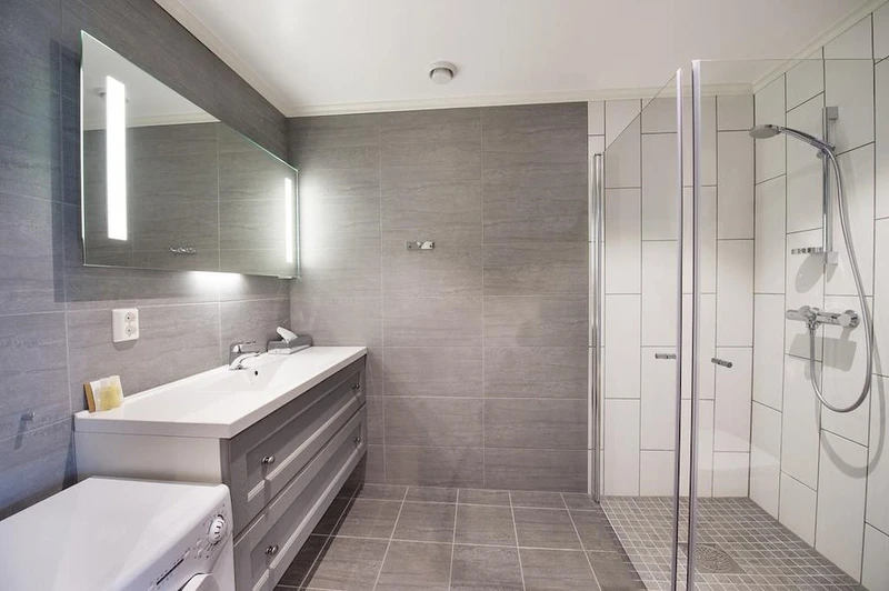 65d34a182f9fe Dr Holms Apartments Bathroom