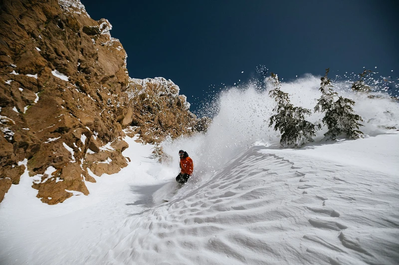 Powder Snowboarder Mammoth © Alterra Mountain Company