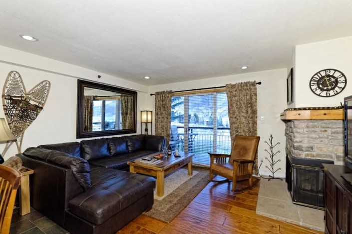 65f9b17daf0e91 Bed Deluxe Living Room Crestwood Condominiums