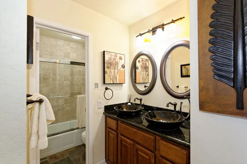 65f9b17e6165e1 Bed Deluxe Bathroom Crestwood Condominiums