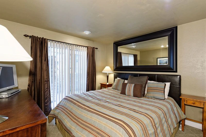 65f9b17ec996c1 Bed Deluxe Bedroom Crestwood Condominiums